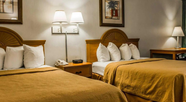Четырёхместный номер Standard Rodeway Inn Central Clearwater Beach