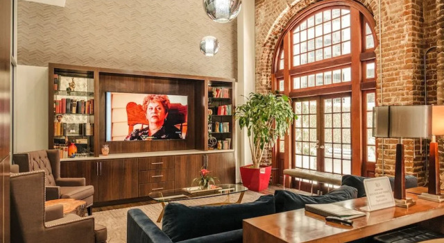 CrashPad on Main Street, Забронировать Отель Хьюстон Texas Gulf Coast, рядом с Станция хьюстонского скоростного трамвая "Белл"