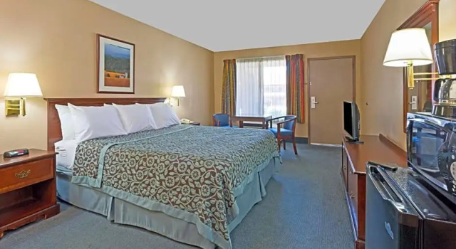 Номер Standard Days Inn by Wyndham Fontana / Rialto