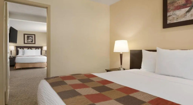 Люкс Days Inn by Wyndham Montreal East