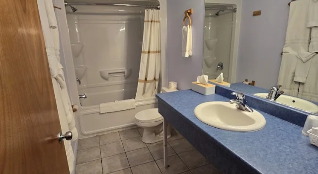 Шестиместный номер Standard Travelodge by Wyndham Port Elgin