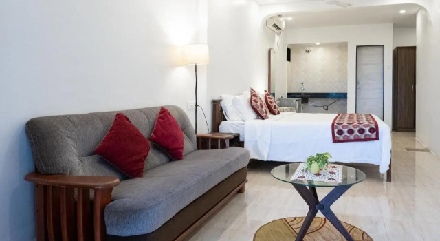 SHANUS SEASIDE INN - A Family-Run Guesthouse just 100 metres from Candolim Beach, Prenota Hotel Candolim 