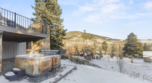 Коттедж 208 Tenderfoot 5 Bedroom Home by RedAwning