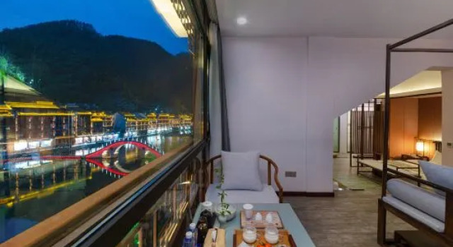 Люкс с видом на реку Xueqingji Yunlu River View Homestay