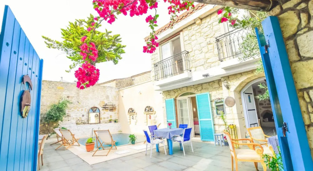 Трёхместный номер Comfort с балконом Alacati Asmali Konak Hotel