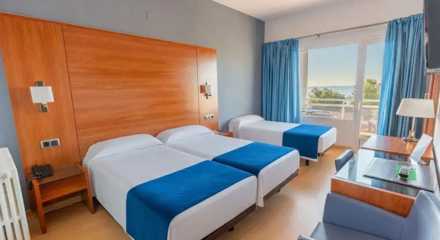 Трёхместный номер Standard с балконом и с видом на море Hotel Sant Jordi