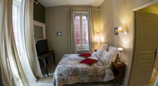 Auberge de Saint-Rémy de Provence, Rezerwuj Hostel Hostele w Alpilles, Hostel