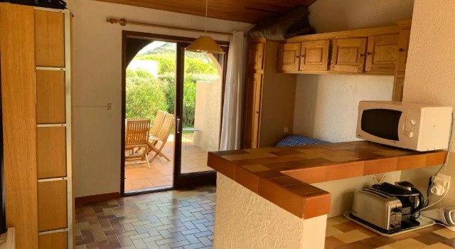 Mini villa climatisée - Vue mer - Mer à 50 m - Jardin et 2 terrasses 300 m2, Réserver Auberge Lumio Balagne