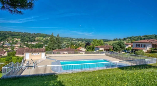 SARLAT - 24 - L'appartement d'Euphé avec piscine, Prenota Appartamento Hotel a Aquitania con parcheggio, Parcheggio