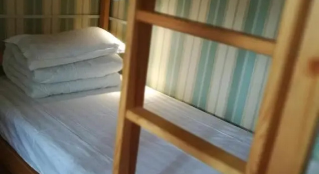 Łóżko w pokoju wieloosobowym (pokoju wieloosobowym dla mężczyzn) Right Here Hotel