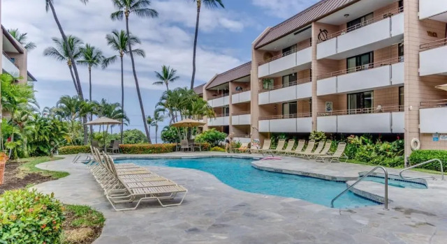 White Sands Beach Condo #324. BIG PATIO!! Ocean and Mountains across from beach!, Boek Hotel Kailua-Kona The Big Island