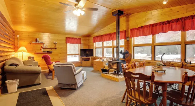 Коттедж Family Gem Near the Chain of Lakes in Eagle River!