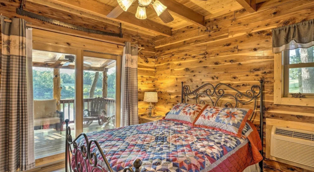 Hot Tub & Fireplace! Macks Creek Cabin on 30 Acres, Book Hotel Macks Creek USA