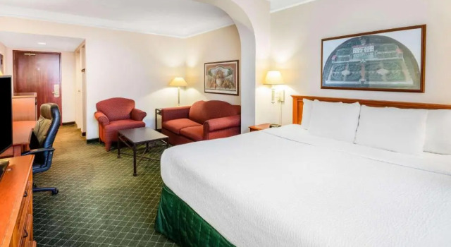 Двухместный номер Executive c 1 комнатой La Quinta by Wyndham Madison American Center