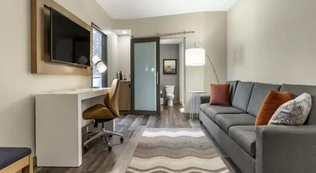 Двухместный люкс с 2 комнатами DoubleTree by Hilton Greenville Woodruff Road