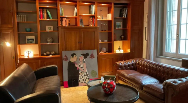 Ainsi de Suites, Book Hotel  