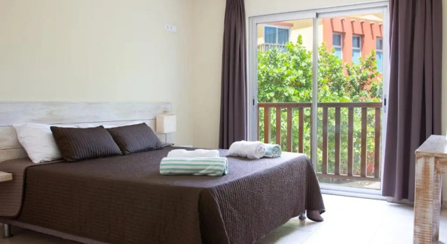 Caribbean Dream Garden View Condo Suite 7, Забронировать Отель Отели в центре Ян-Тил, в центре, Парковка