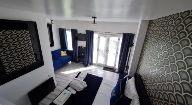 Коттедж The Mayfair Lodge & Family Suite
