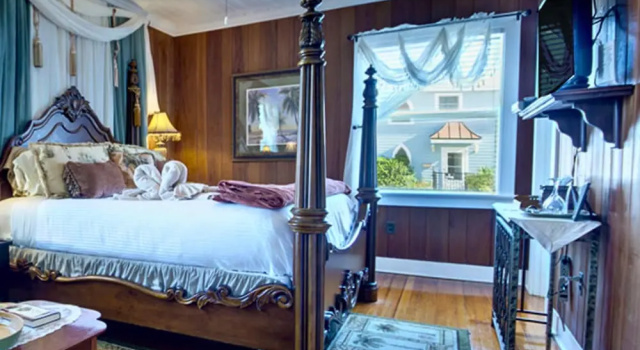 Коттедж Royal Beachfront Bed & Breakfast