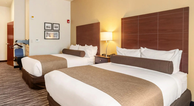 Четырёхместный номер Standard Cobblestone Hotel & Suites Appleton International Airport