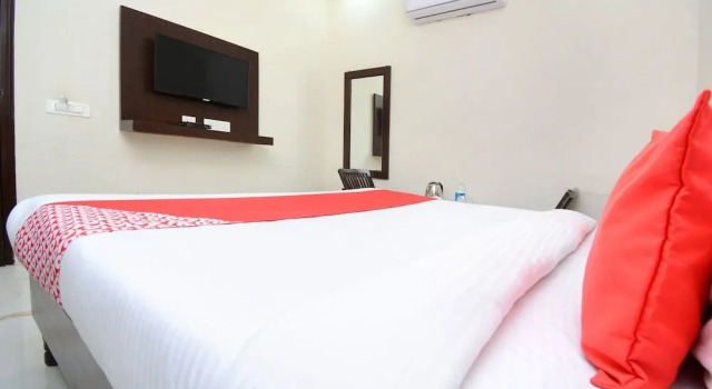 OYO 28282 Hotel J J Crown, Забронировать Отель Зиракпур штат Харьяна