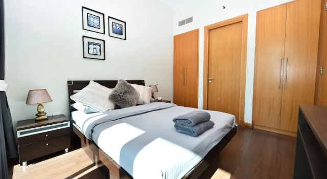 BBL - Stylish 1BR with balcony in Marina, Забронировать Апартаменты/квартира Отели Эмирата Дубая с парковкой, рядом с Остановка трамвая Marina Towers, Парковка