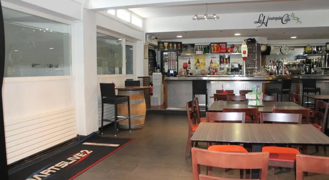 La Hourquie Café, Забронировать Отель Отели Pyrénées-Atlantiques с парковкой, Парковка
