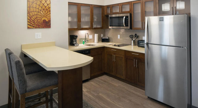 Четырёхместный люкс с 2 комнатами Staybridge Suites - Phoenix - Biltmore Area by IHG