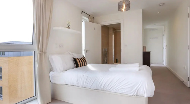 Greenwich Two Bed Flat, with Pool &Parking