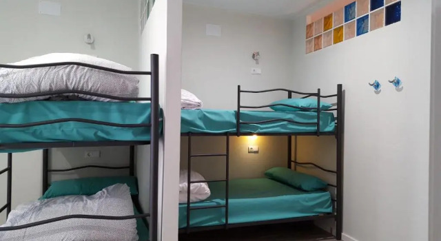 Bett im Wohnheim mit Balkon und mit Blick Tequeron