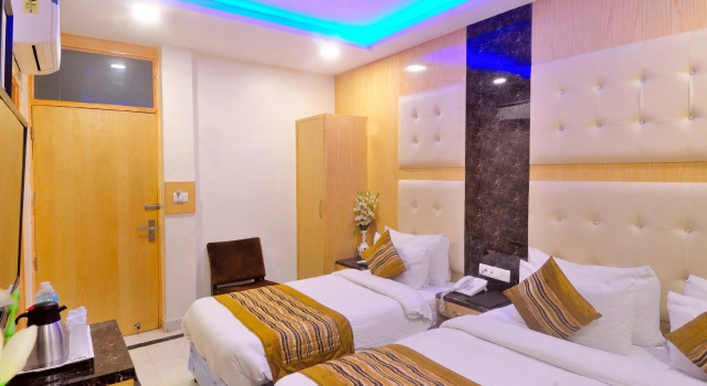 Hotel Karlo Kastle 5 min walk From New Delhi Railway Station