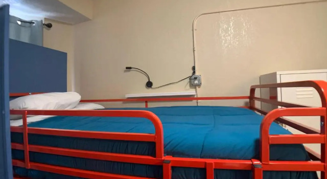 Кровать в общем номере (мужской номер) Orange Village Hostel