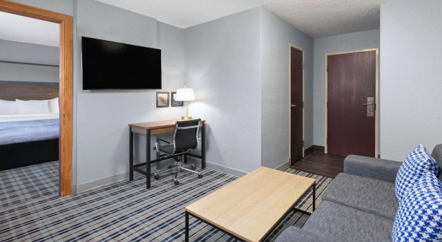 Suite 1 Schlafzimmer AmericInn by Wyndham Grinnell