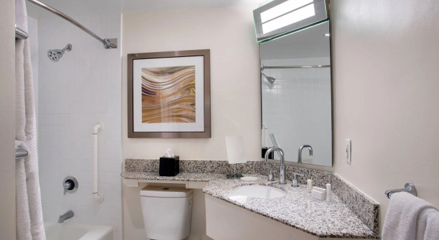 Четырёхместный номер Standard Courtyard by Marriott Long Beach Downtown