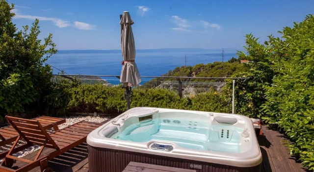 Luxurious Holiday Home in Makarska with Hot Tub, Buchen Sie Ferienhaus Hotels in Gespanschaft Split-Dalmatien mit Pool, Schwimmbad
