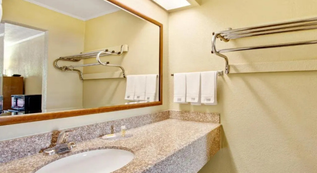 Четырёхместный номер Standard Days Inn by Wyndham Knoxville West