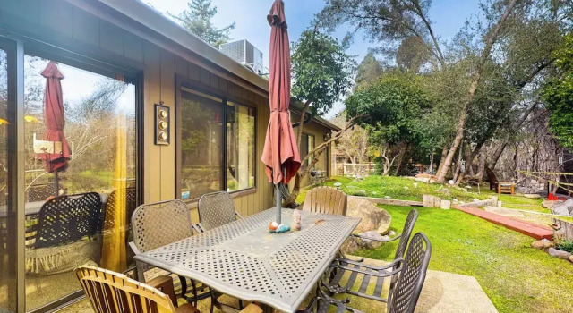 Коттедж Yard & Patio: Quiet & Well-stocked Riverside Home