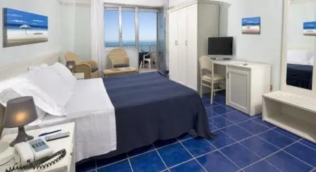 Четырёхместный номер Standard seafront Hotel Caravelle