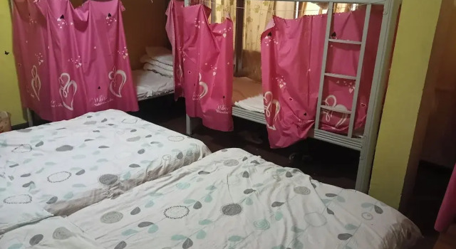 Кровать в общем номере Drunken Beauty hotel
