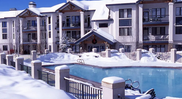 Трёхместный номер Standard с балконом и с видом на горы The Trails at Storm Meadows by Mountain Resorts