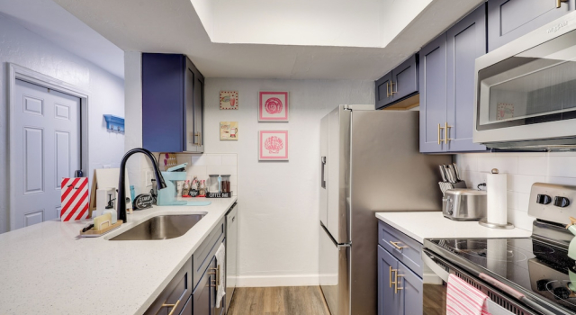 Апартаменты Chic Townhouse w/ Hot Tub, 4 Mi to Atlantic Beach!