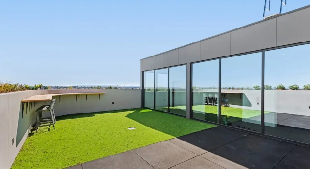 Апартаменты Elegant 1-bed by Shops With Rooftop Swimming Pool