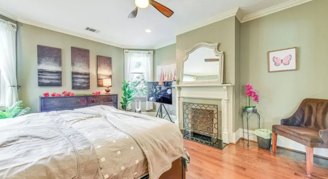 Walk to Top Attractions: Chic Home in Charlotte!, Забронировать Дом для отпуска Коттеджи Шарлотте, рядом с Концертный комплекс Fillmore Charlotte, Коттедж