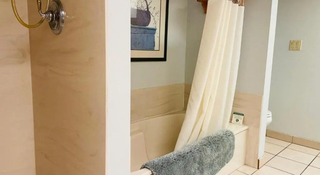 Номер Standard с видом на реку Whispering Pines Lodge