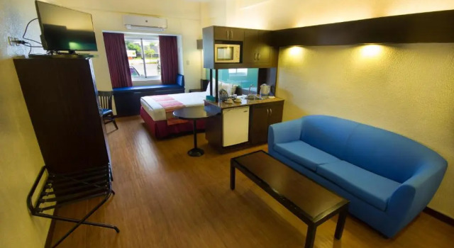 Люкс Microtel by Wyndham Batangas