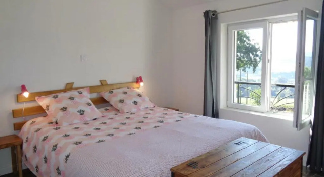 Gîte cosy avec cheminée, animaux acceptés et grande terrasse - FR-1-496-221, Réserver Hôtel Regny Auvergne