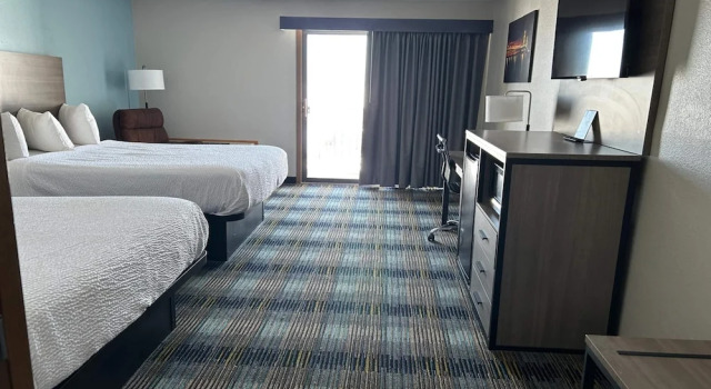 Номер Standard с видом на озеро AmericInn by Wyndham Saint Ignace Lakefront