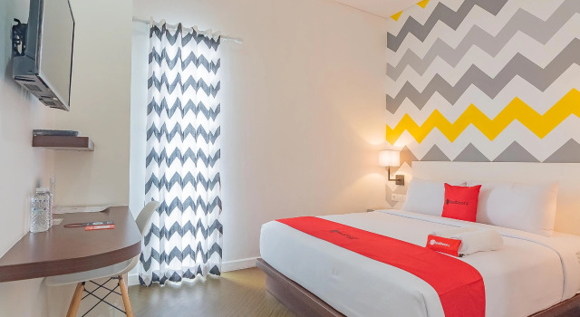 RedDoorz Premium @ Hotel Hebat