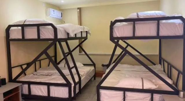 Кровать в общем номере Zunka Intelligent Hotel