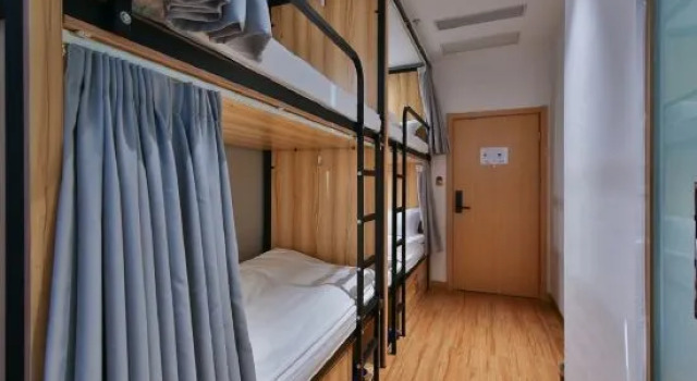 Кровать в общем номере (мужской номер) Shanghai Pengpai Art Youth Hotel